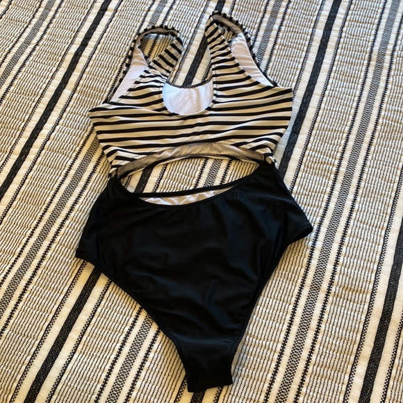 Cupshe one-piece - Picture 3 of 3